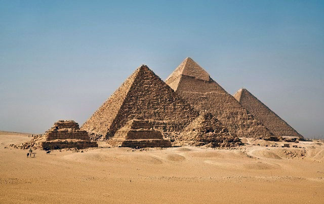 посмотреть на пирамиды